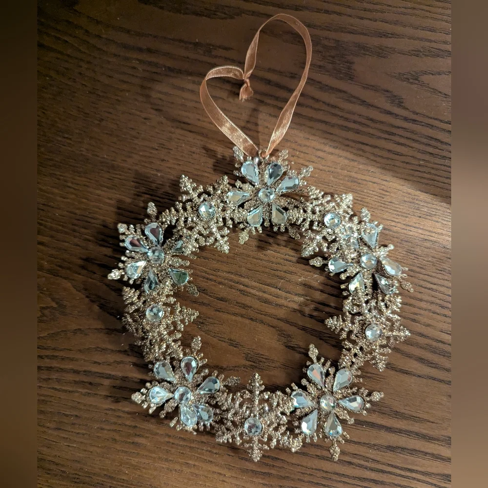Elegant Snowflake Holiday Wreath